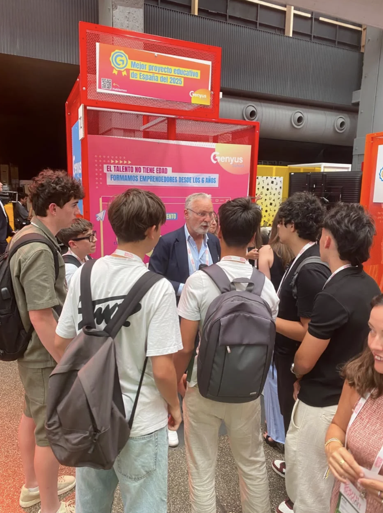 Jóvenes conversando con empresarios en un encuentro