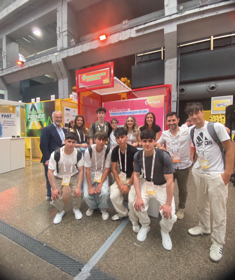 Jóvenes emprendedores en un encuentro educativo