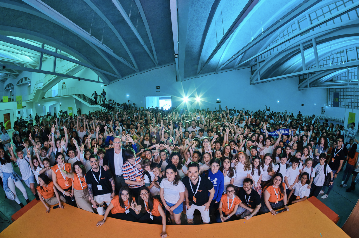 Cientos de estudiantes celebrando en el auditorio