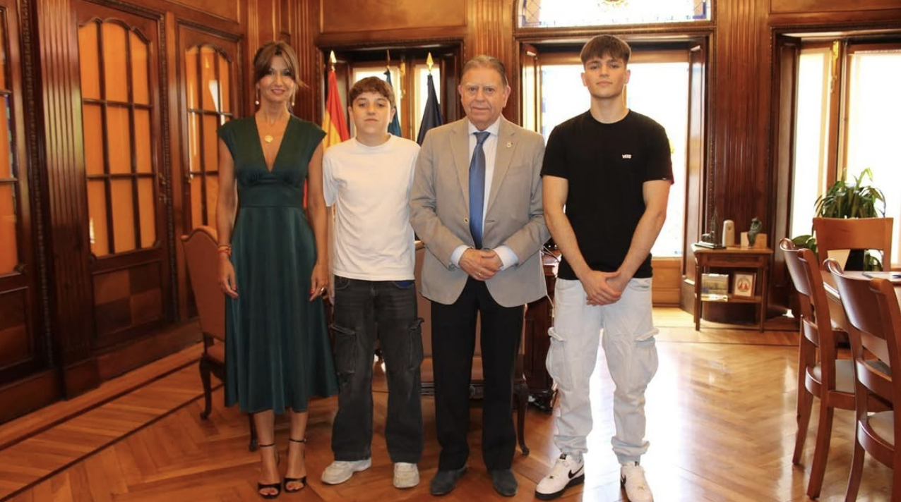 Marco y Mikel en un encuentro institucional, acompañados por dos representantes